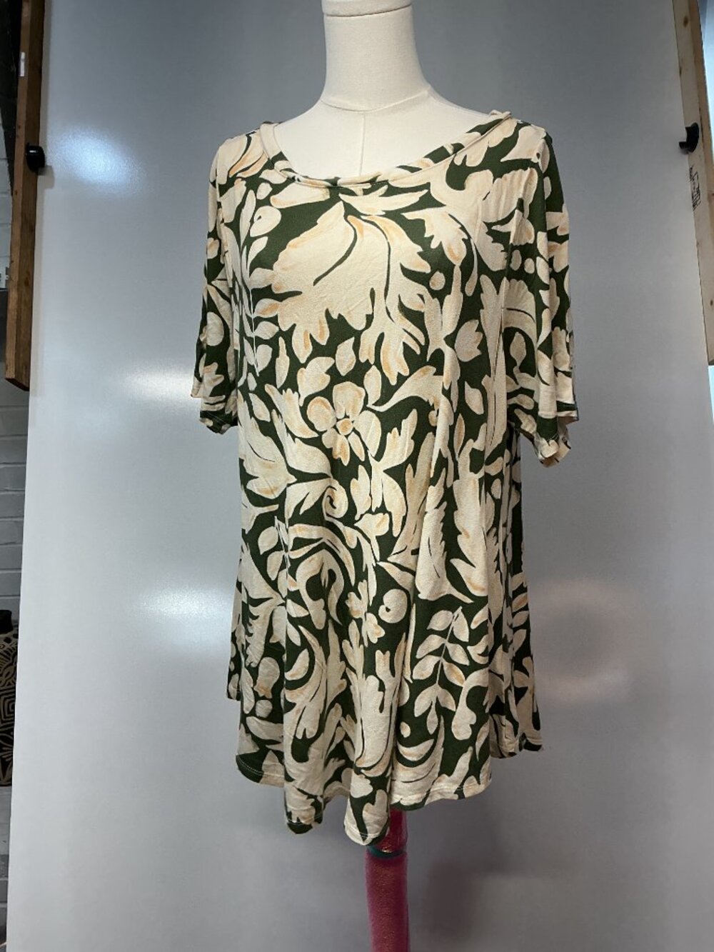 Lane Bryant 18/20 Green Cream Floral Swing Tunic Top Rayon Stretch Plus Size - Picture 7 of 16